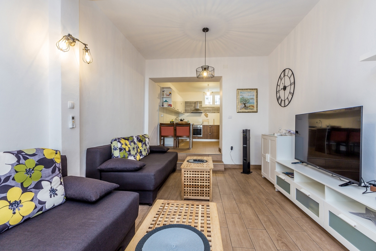 ISOLA DI KRK, AREA PIÙ GRANDE DELLA CITTÀ DI KRK – Autentica casa in pietra con vista panoramica, piscina e jacuzzi