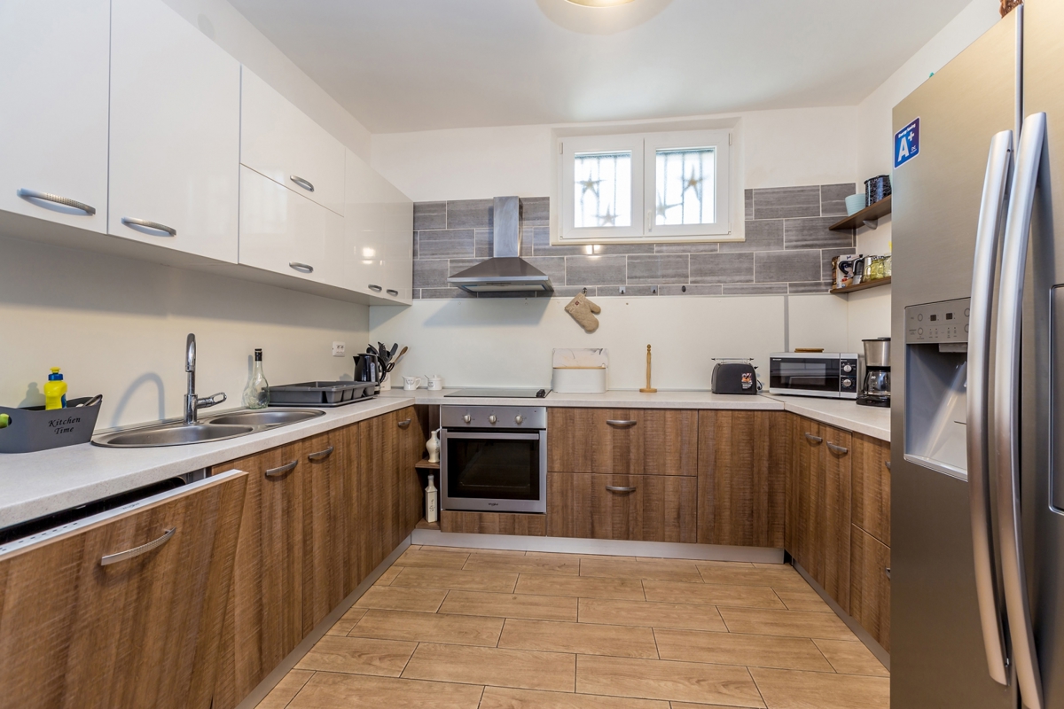 ISOLA DI KRK, AREA PIÙ GRANDE DELLA CITTÀ DI KRK – Autentica casa in pietra con vista panoramica, piscina e jacuzzi