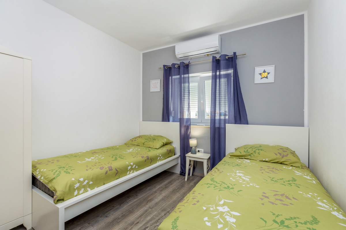 ISOLA DI KRK, AREA PIÙ GRANDE DELLA CITTÀ DI KRK – Autentica casa in pietra con vista panoramica, piscina e jacuzzi