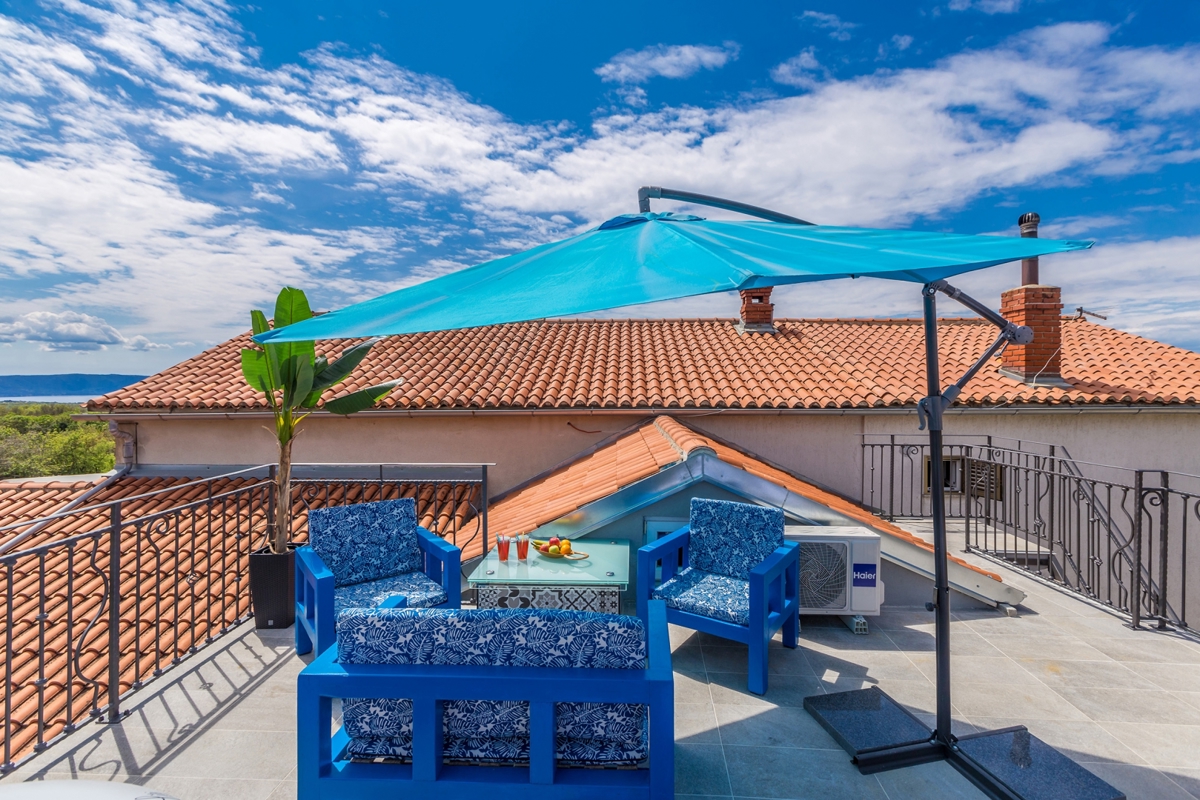 L'ISOLA DI KRK, l'area più ampia della città di Krk - Casa in pietra adattata con terrazza sul tetto