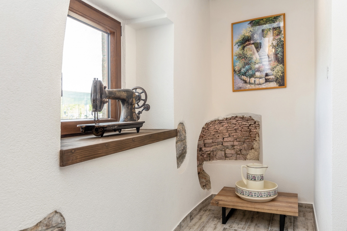 L'ISOLA DI KRK, l'area più ampia della città di Krk - Casa in pietra adattata con terrazza sul tetto