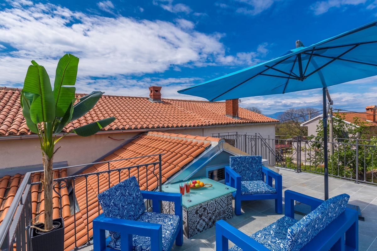 L'ISOLA DI KRK, l'area più ampia della città di Krk - Casa in pietra adattata con terrazza sul tetto