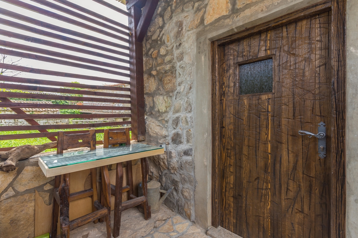 L'ISOLA DI KRK, l'area più ampia della città di Krk - Casa in pietra adattata con terrazza sul tetto