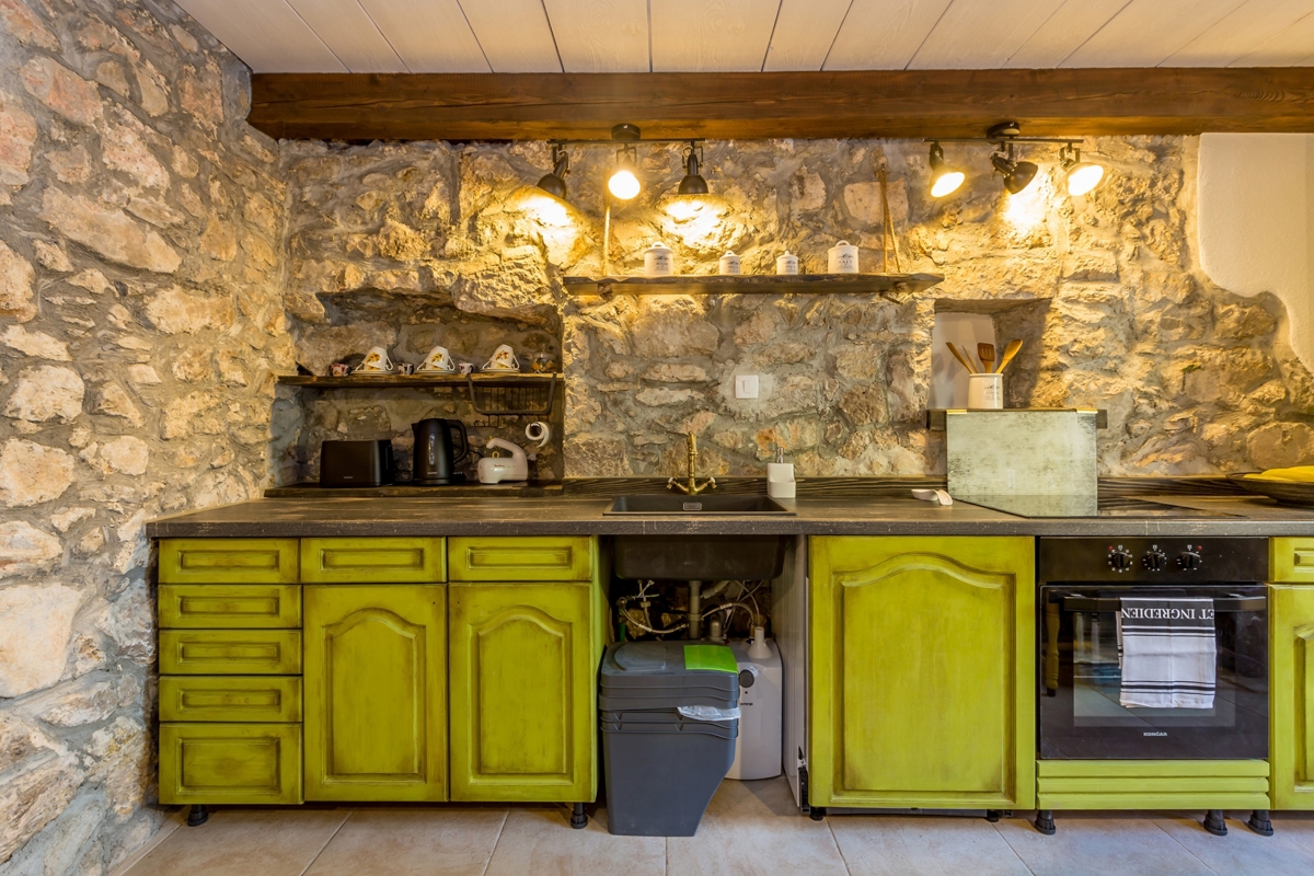 L'ISOLA DI KRK, l'area più ampia della città di Krk - Casa in pietra adattata con terrazza sul tetto