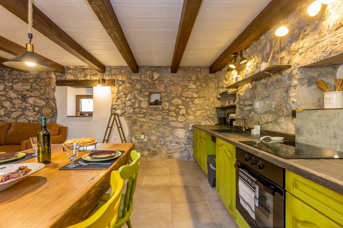 L'ISOLA DI KRK, l'area più ampia della città di Krk - Casa in pietra adattata con terrazza sul tetto