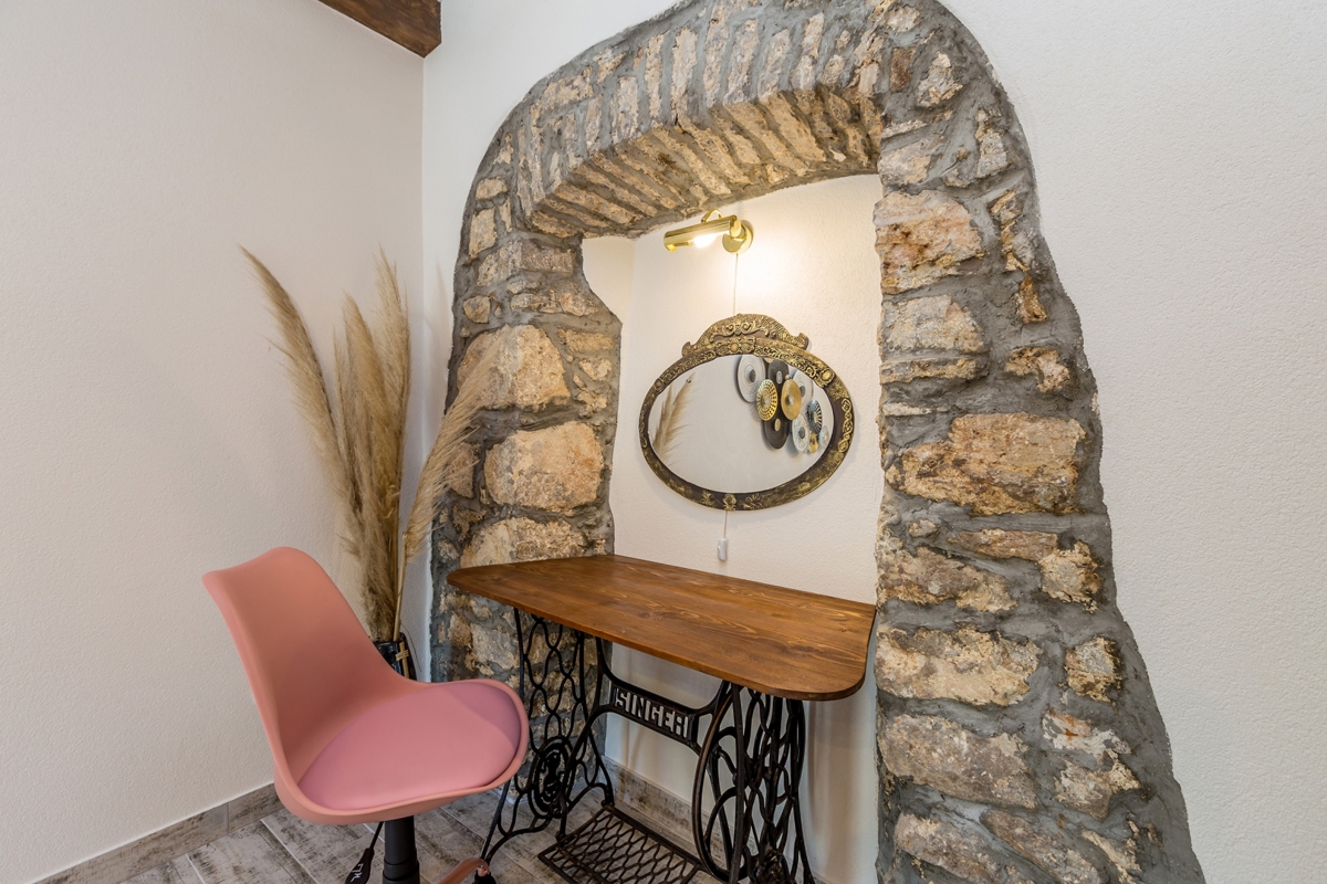 L'ISOLA DI KRK, l'area più ampia della città di Krk - Casa in pietra adattata con terrazza sul tetto