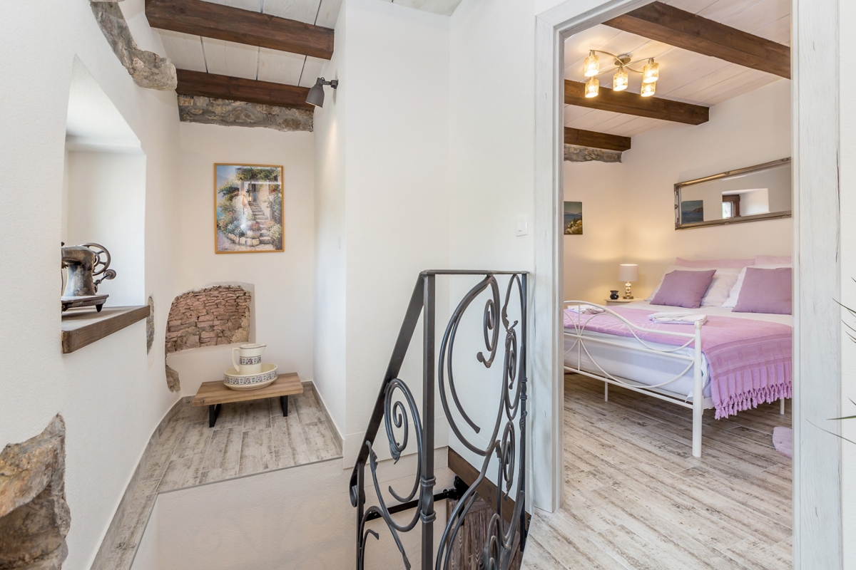 L'ISOLA DI KRK, l'area più ampia della città di Krk - Casa in pietra adattata con terrazza sul tetto