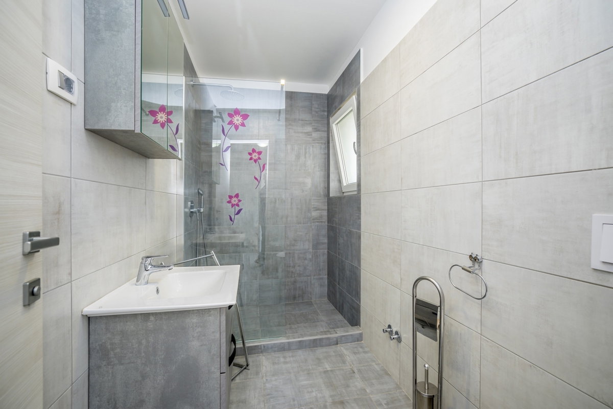 ČIŽIĆI – Lussuosa villa con appartamenti, centro benessere e piscina sul mare