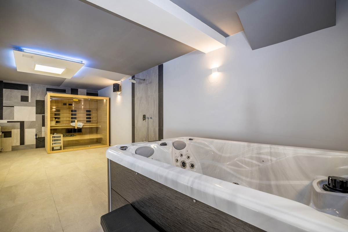 ČIŽIĆI – Lussuosa villa con appartamenti, centro benessere e piscina sul mare