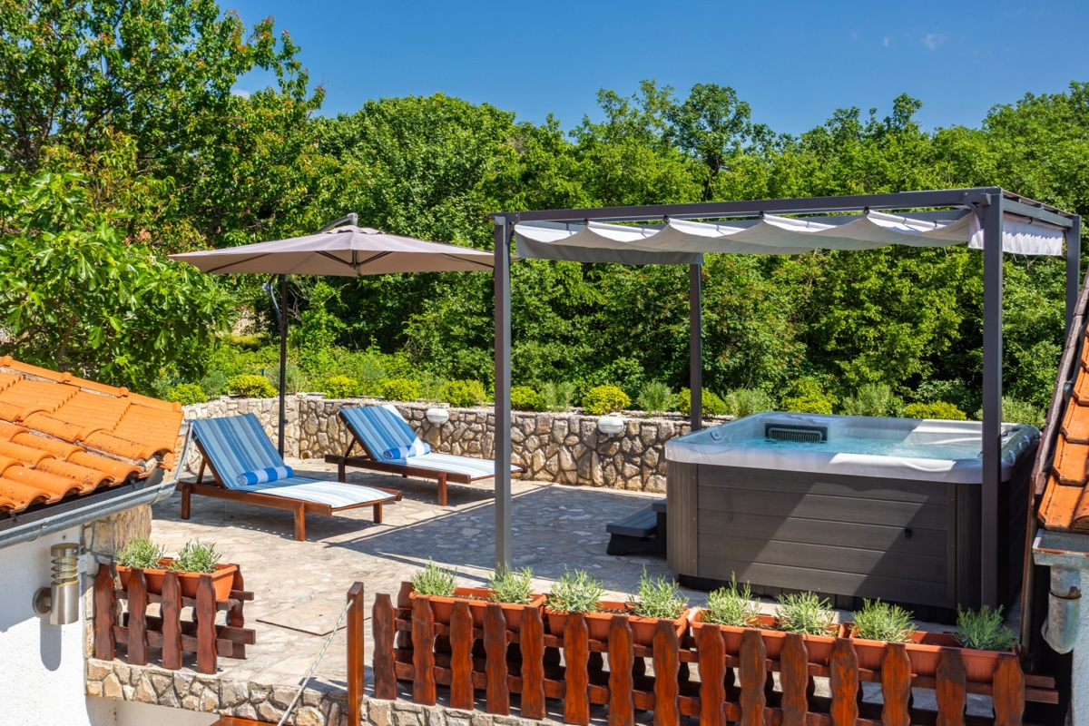 ISOLA DI KRK, RISIKA - Affascinante casa con piscina e jacuzzi