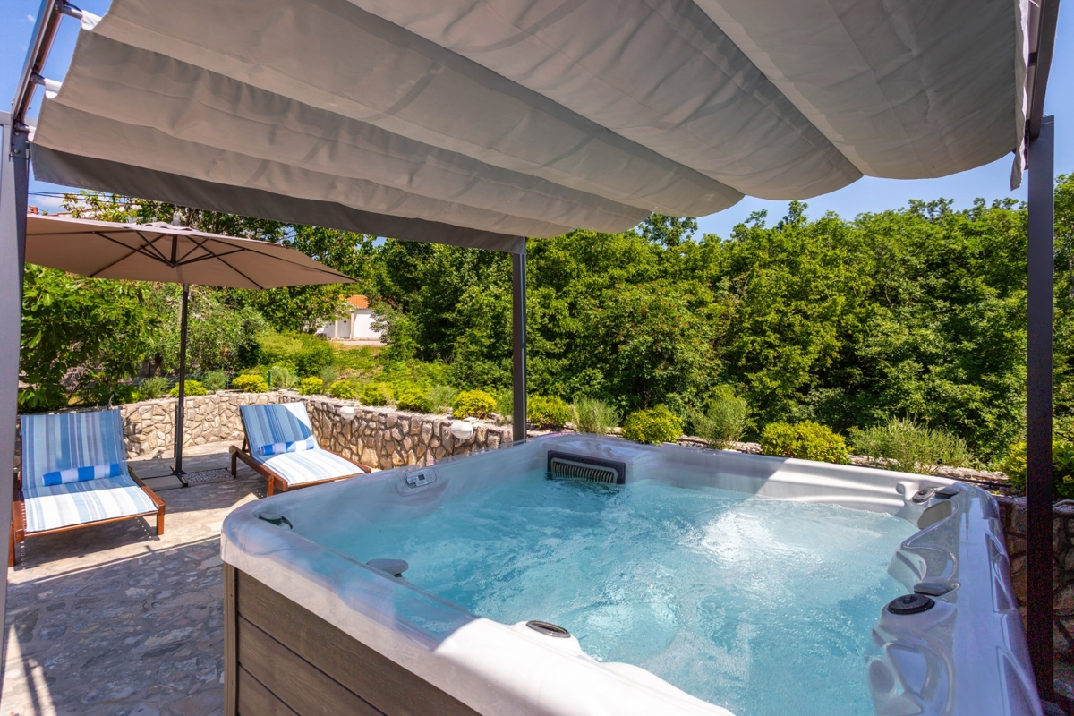 ISOLA DI KRK, RISIKA - Affascinante casa con piscina e jacuzzi