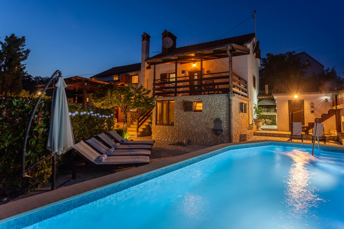 ISOLA DI KRK, RISIKA - Affascinante casa con piscina e jacuzzi