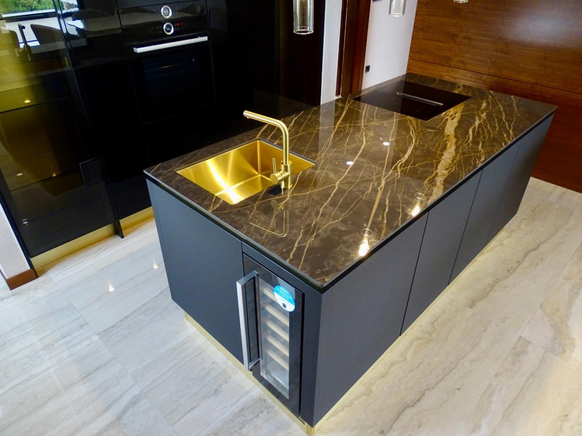 MALINSKA – Lussuoso appartamento al piano terra con piscina e ampio giardino, in posizione privilegiata sull’isola di Krk