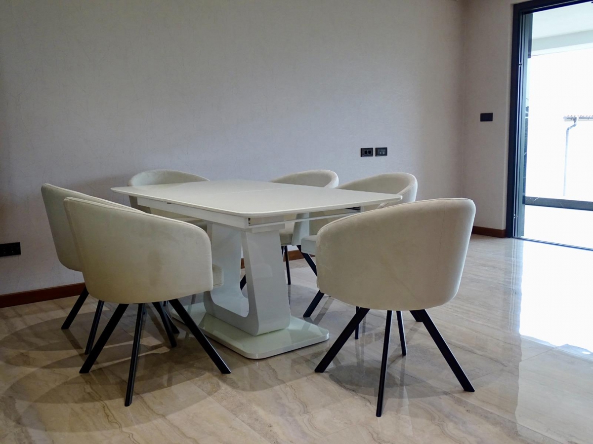 MALINSKA – Lussuoso appartamento al piano terra con piscina e ampio giardino, in posizione privilegiata sull’isola di Krk