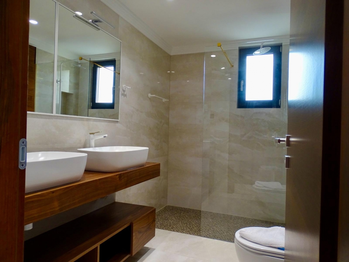 MALINSKA – Lussuoso appartamento al piano terra con piscina e ampio giardino, in posizione privilegiata sull’isola di Krk