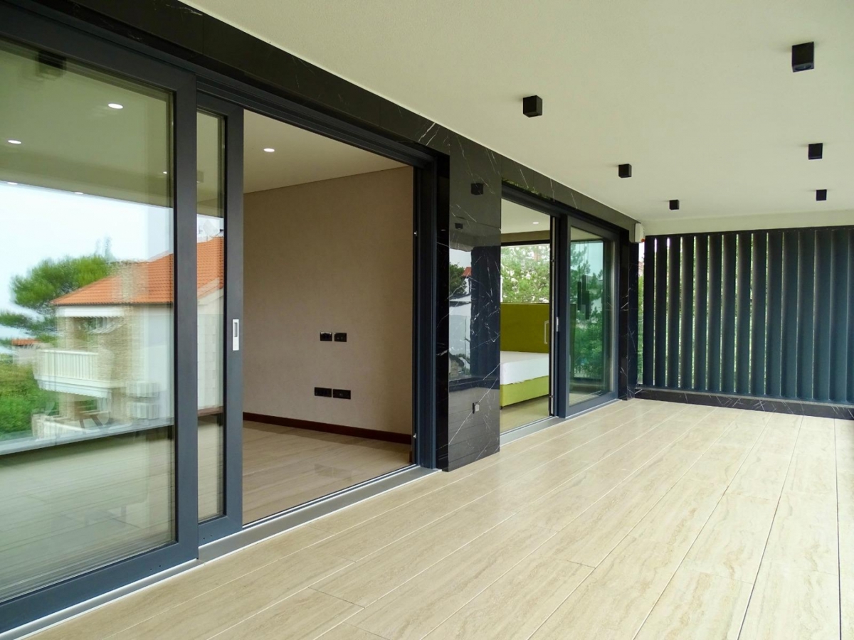 MALINSKA – Lussuoso appartamento al piano terra con piscina e ampio giardino, in posizione privilegiata sull’isola di Krk