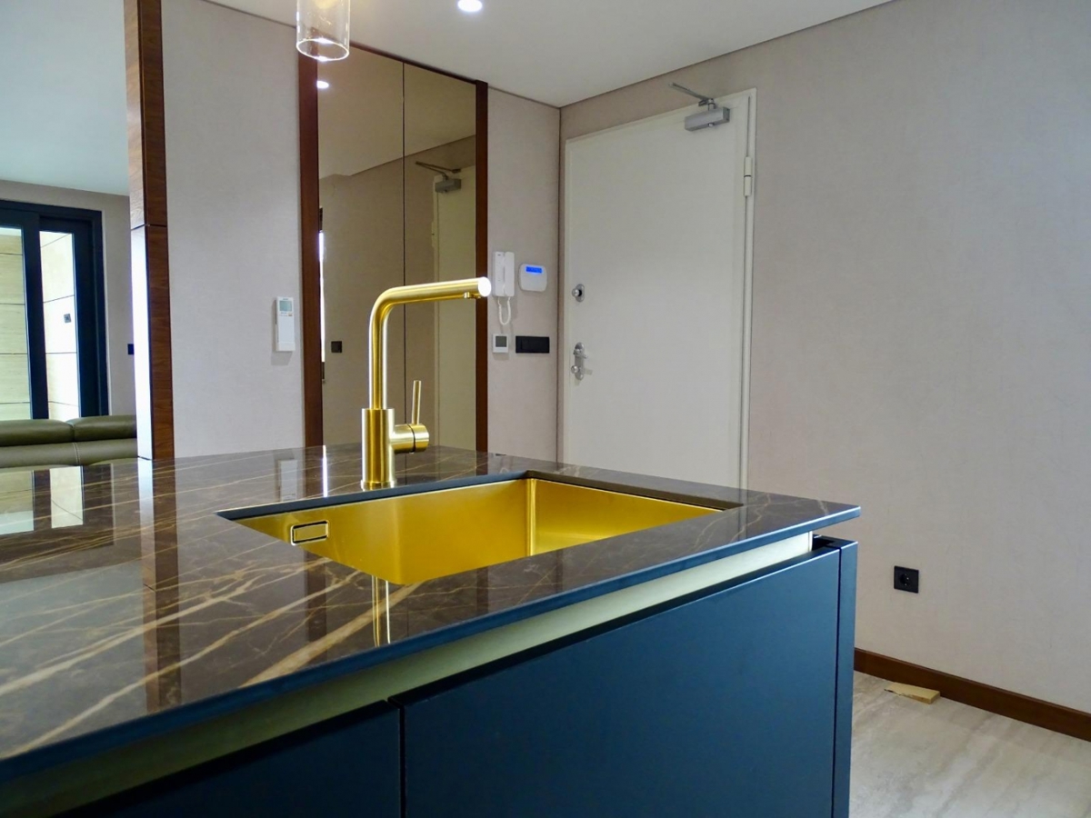 MALINSKA – Lussuoso appartamento al piano terra con piscina e ampio giardino, in posizione privilegiata sull’isola di Krk