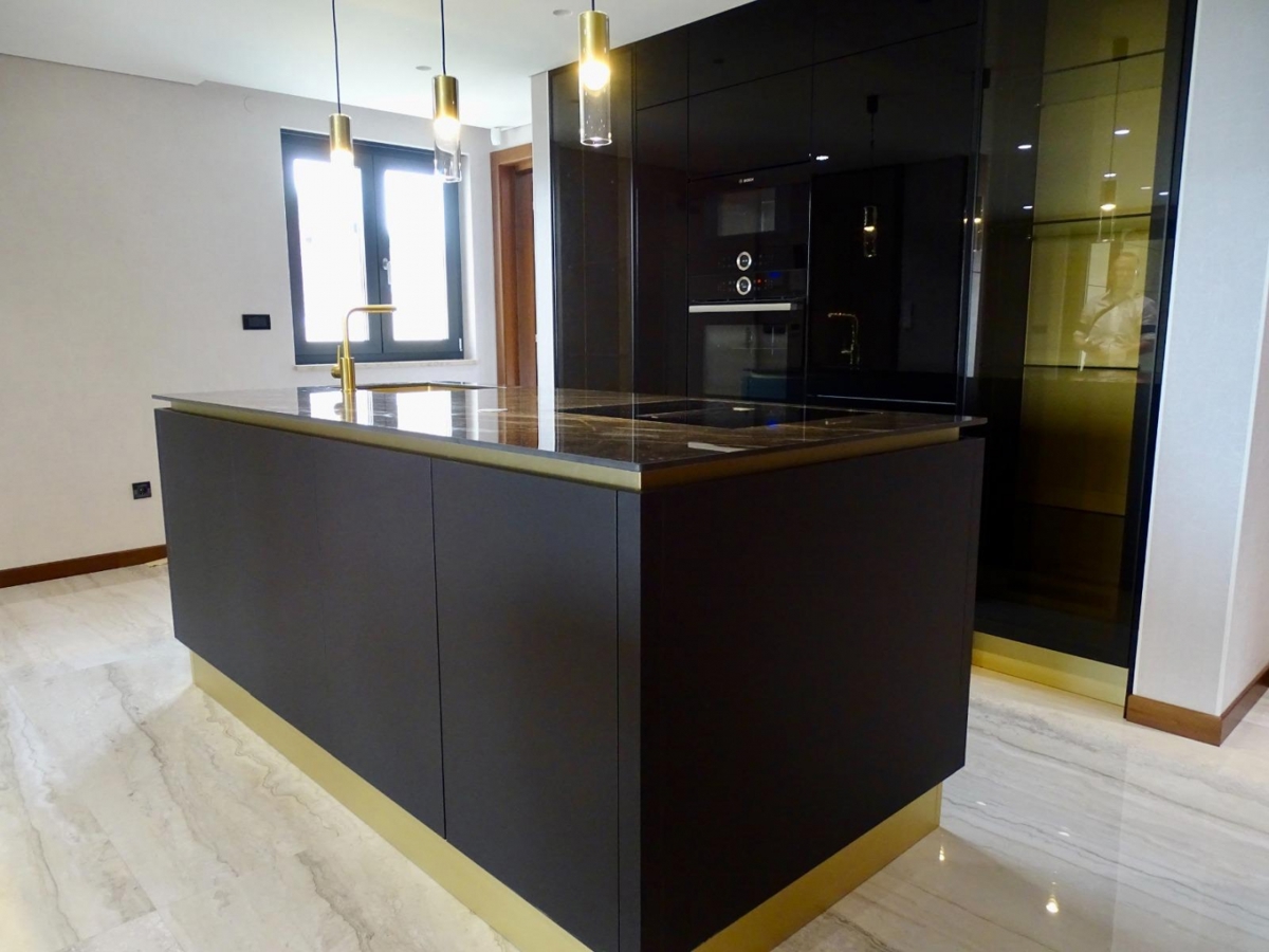 MALINSKA – Lussuoso appartamento al piano terra con piscina e ampio giardino, in posizione privilegiata sull’isola di Krk