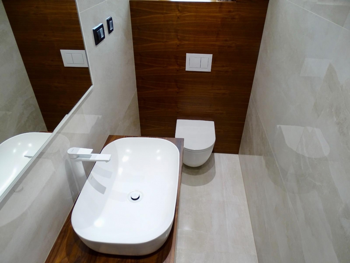 MALINSKA – Lussuoso appartamento al piano terra con piscina e ampio giardino, in posizione privilegiata sull’isola di Krk