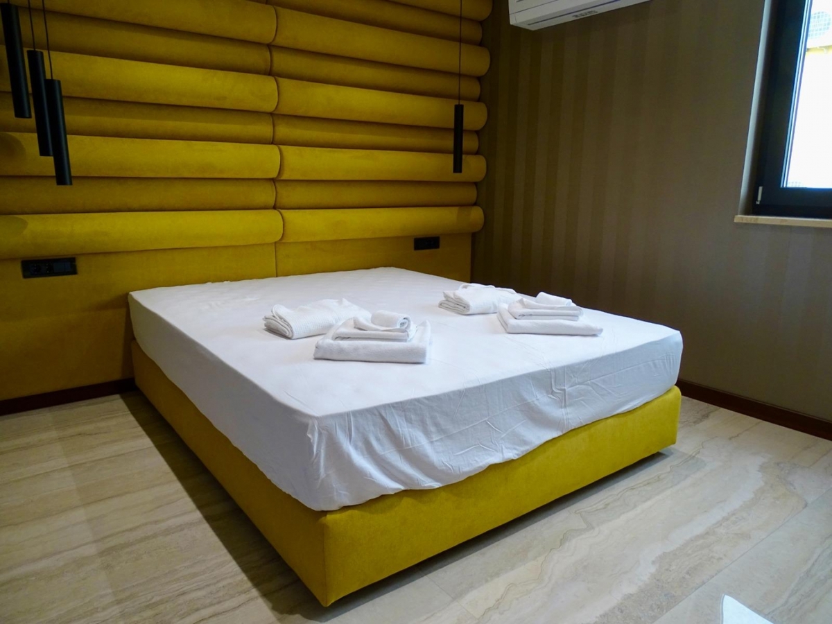 MALINSKA – Lussuoso appartamento al piano terra con piscina e ampio giardino, in posizione privilegiata sull’isola di Krk