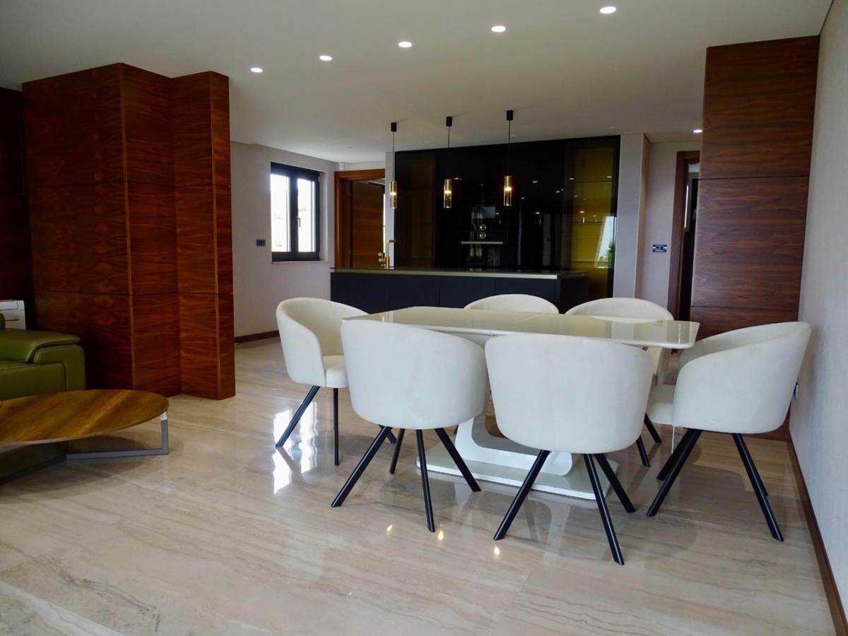 MALINSKA – Lussuoso appartamento al piano terra con piscina e ampio giardino, in posizione privilegiata sull’isola di Krk