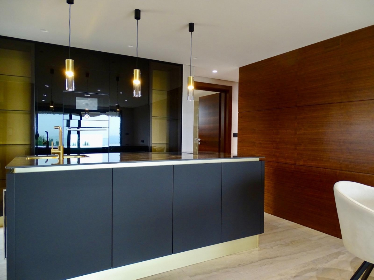 MALINSKA – Lussuoso appartamento al piano terra con piscina e ampio giardino, in posizione privilegiata sull’isola di Krk