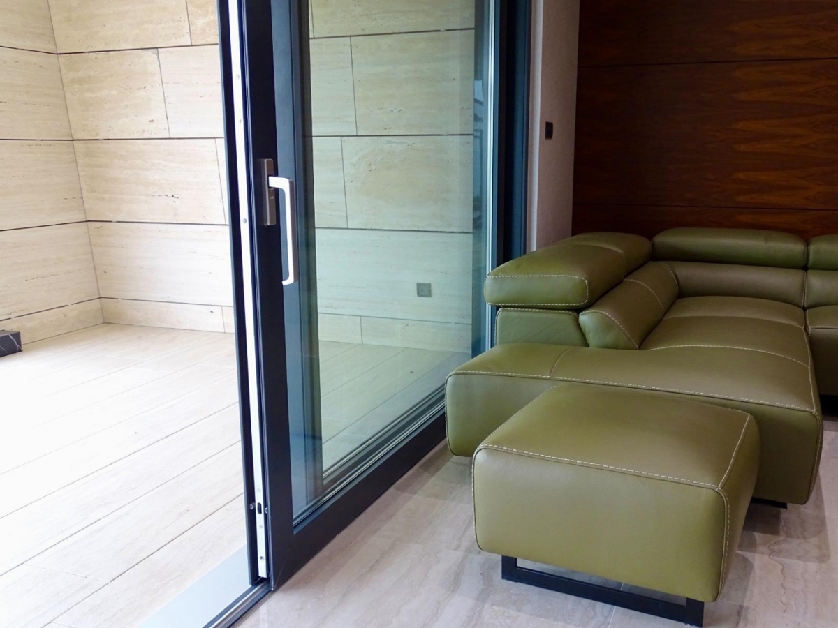 MALINSKA – Lussuoso appartamento al piano terra con piscina e ampio giardino, in posizione privilegiata sull’isola di Krk