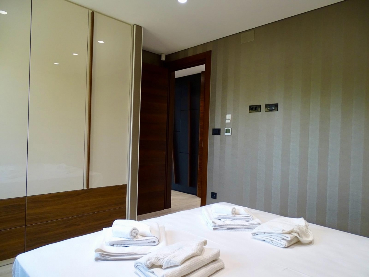 MALINSKA – Lussuoso appartamento al piano terra con piscina e ampio giardino, in posizione privilegiata sull’isola di Krk