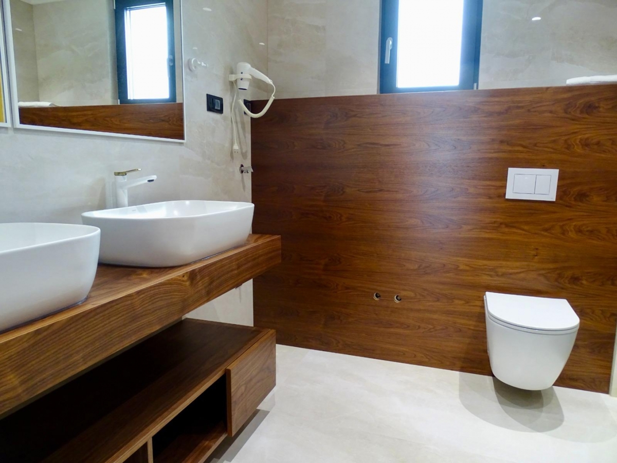 MALINSKA – Lussuoso appartamento al piano terra con piscina e ampio giardino, in posizione privilegiata sull’isola di Krk