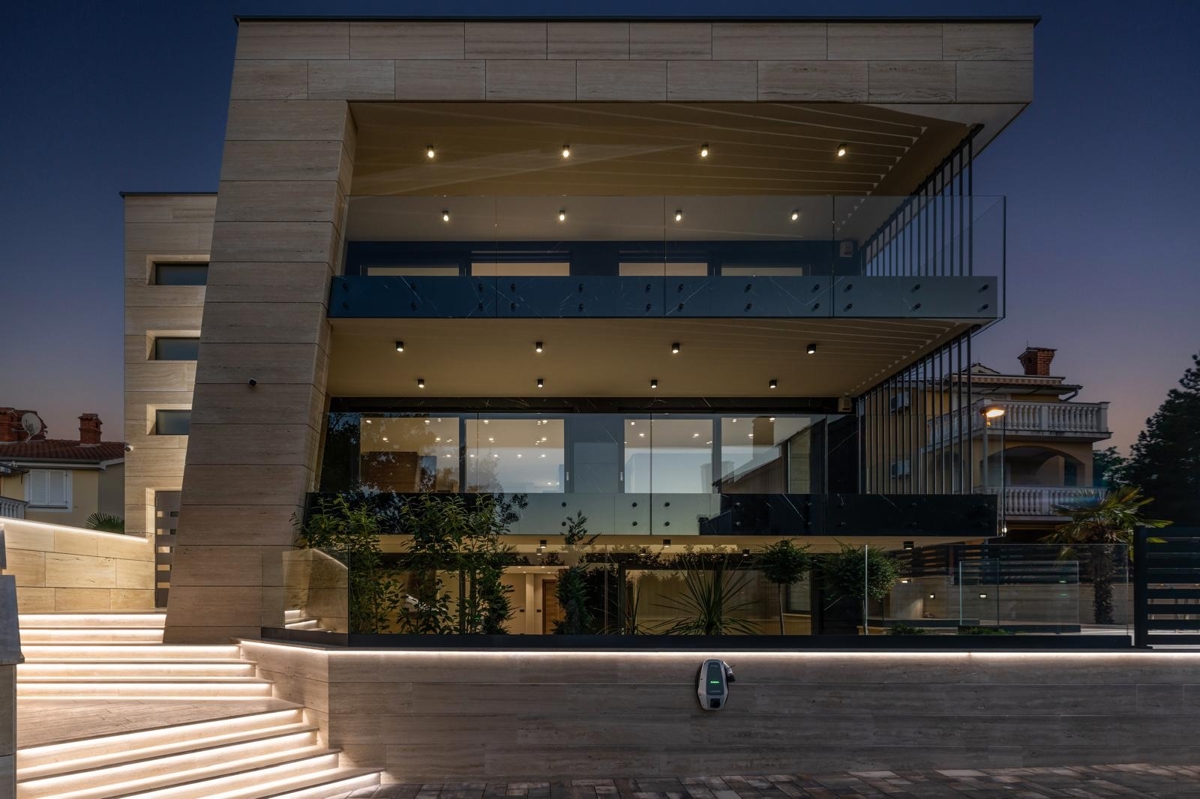 MALINSKA – Lussuoso appartamento al piano terra con piscina e ampio giardino, in posizione privilegiata sull’isola di Krk