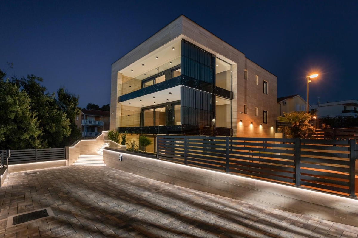 MALINSKA – Lussuoso appartamento al piano terra con piscina e ampio giardino, in posizione privilegiata sull’isola di Krk