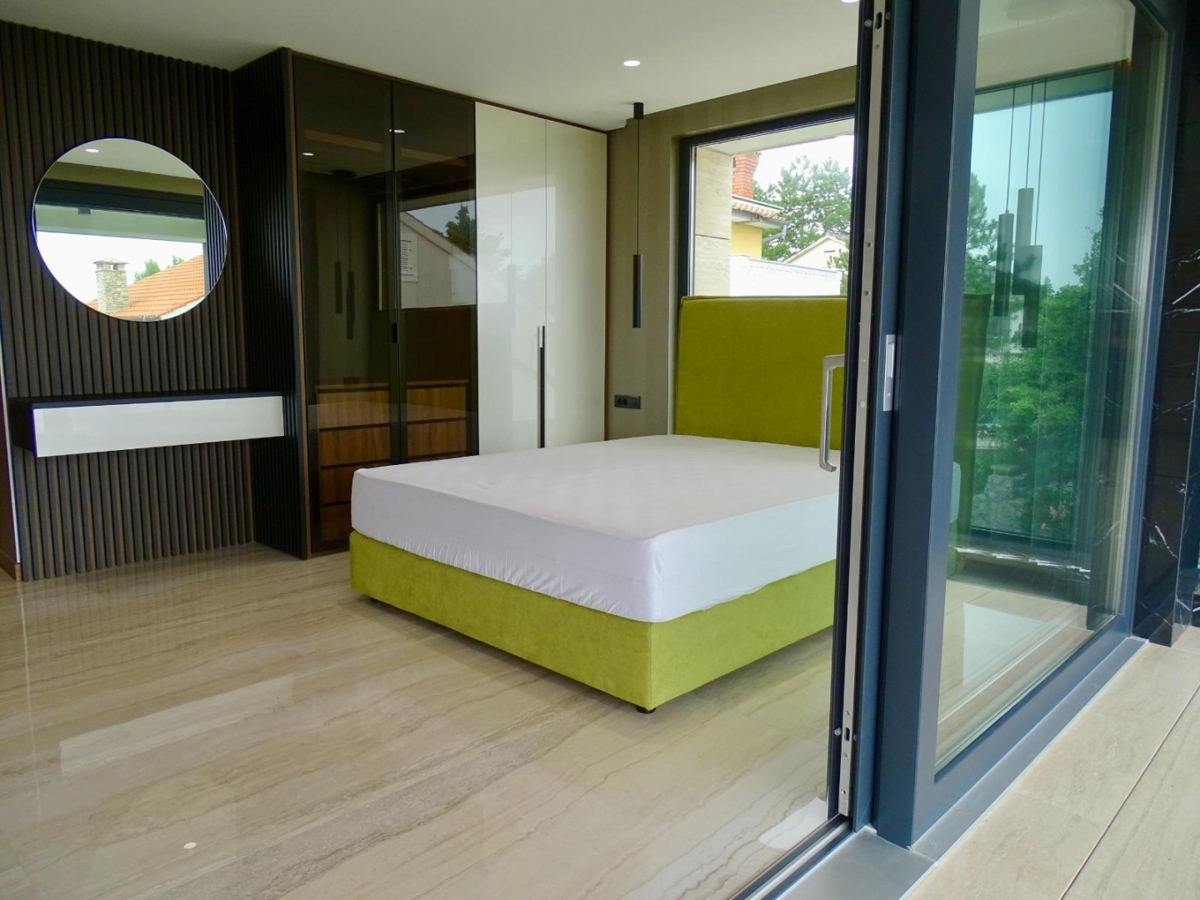 MALINSKA – Lussuoso appartamento al piano terra con piscina e ampio giardino, in posizione privilegiata sull’isola di Krk