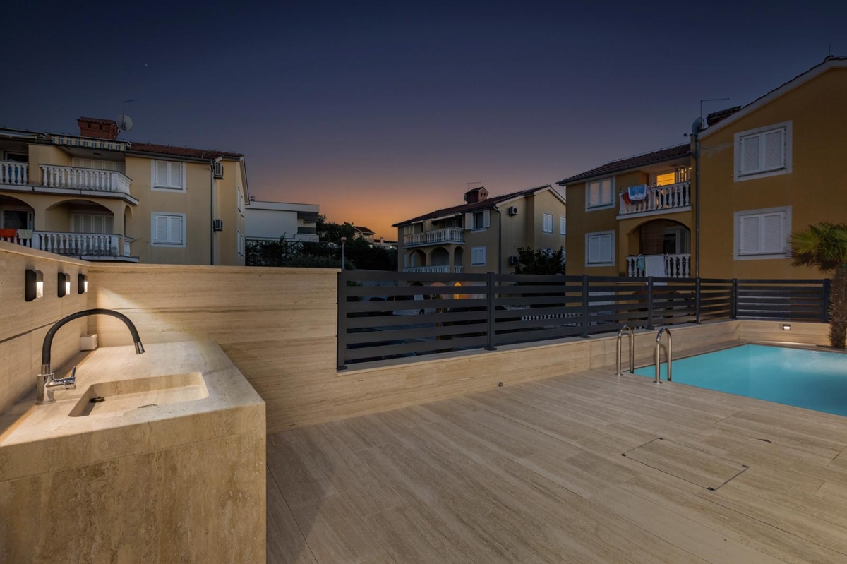 MALINSKA – Lussuoso appartamento al piano terra con piscina e ampio giardino, in posizione privilegiata sull’isola di Krk