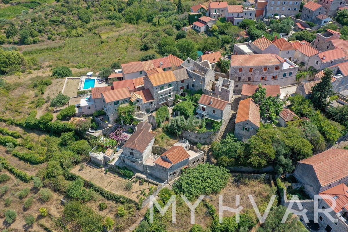 Casa in pietra con rudere adiacente