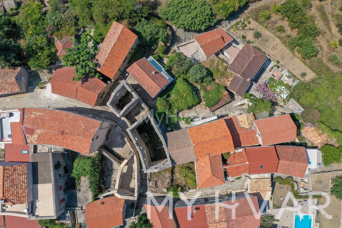 Casa in pietra con rudere adiacente