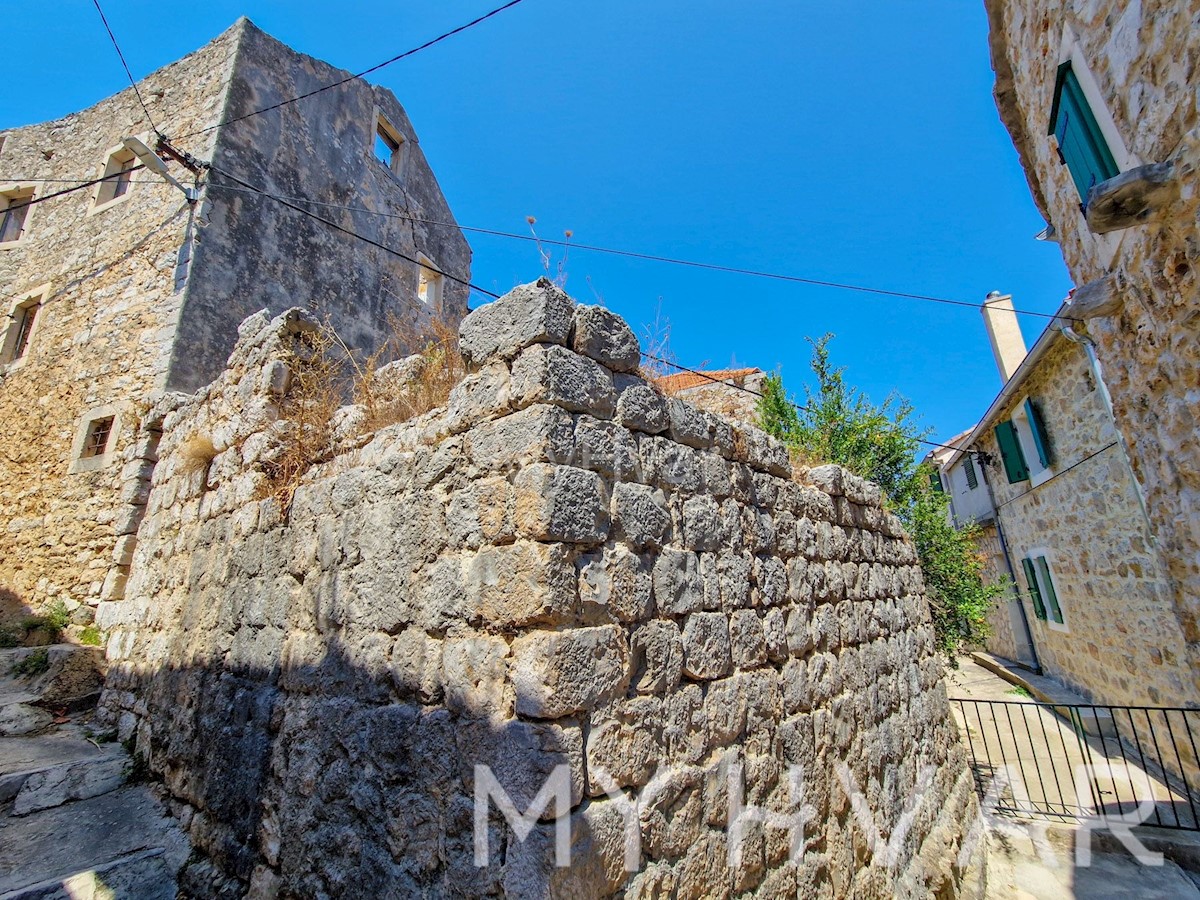 Casa in pietra con rudere adiacente