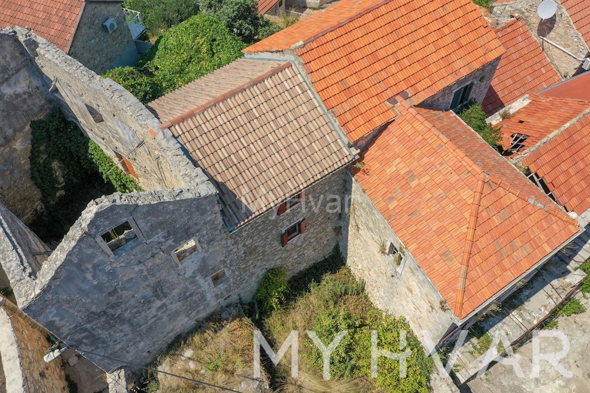 Casa in pietra con rudere adiacente