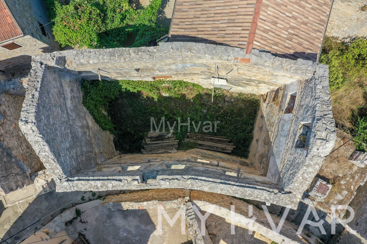 Casa in pietra con rudere adiacente