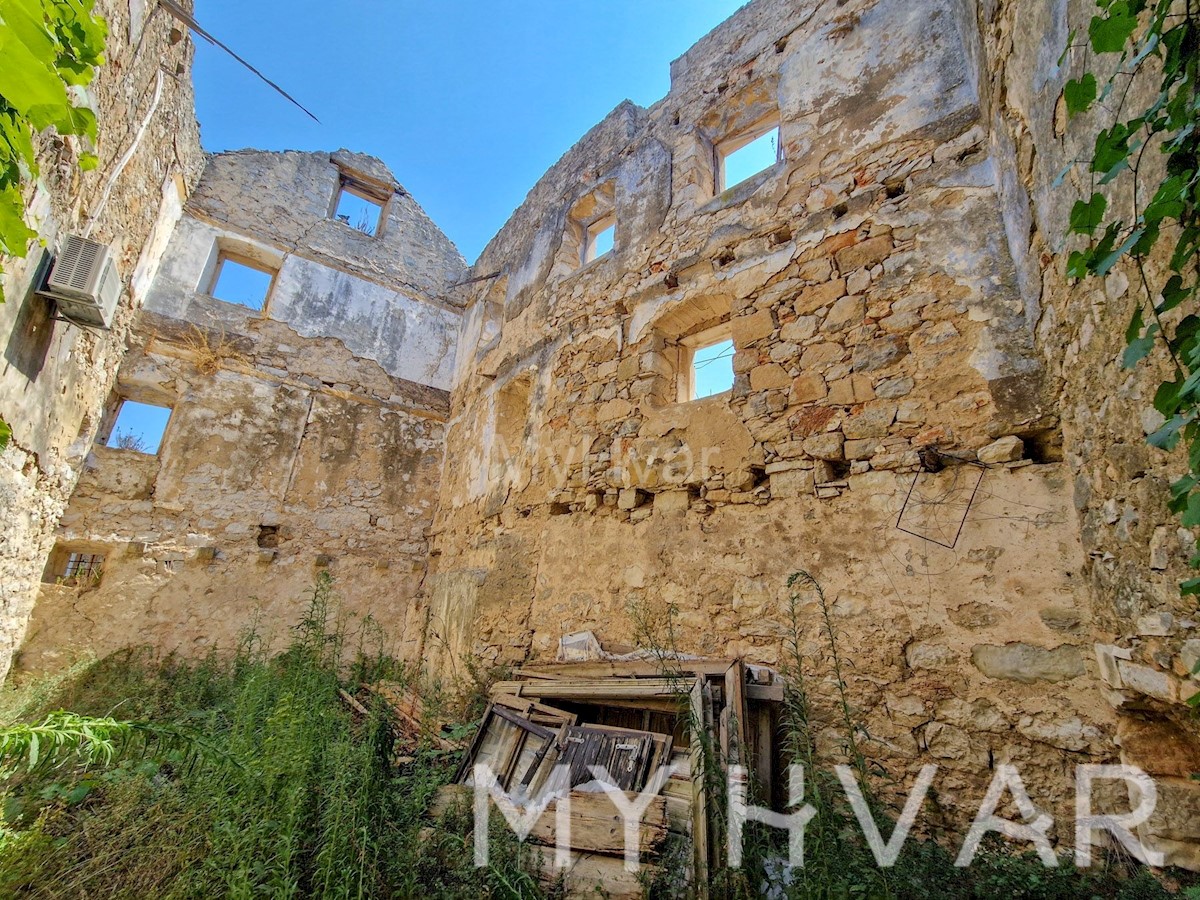 Casa in pietra con rudere adiacente