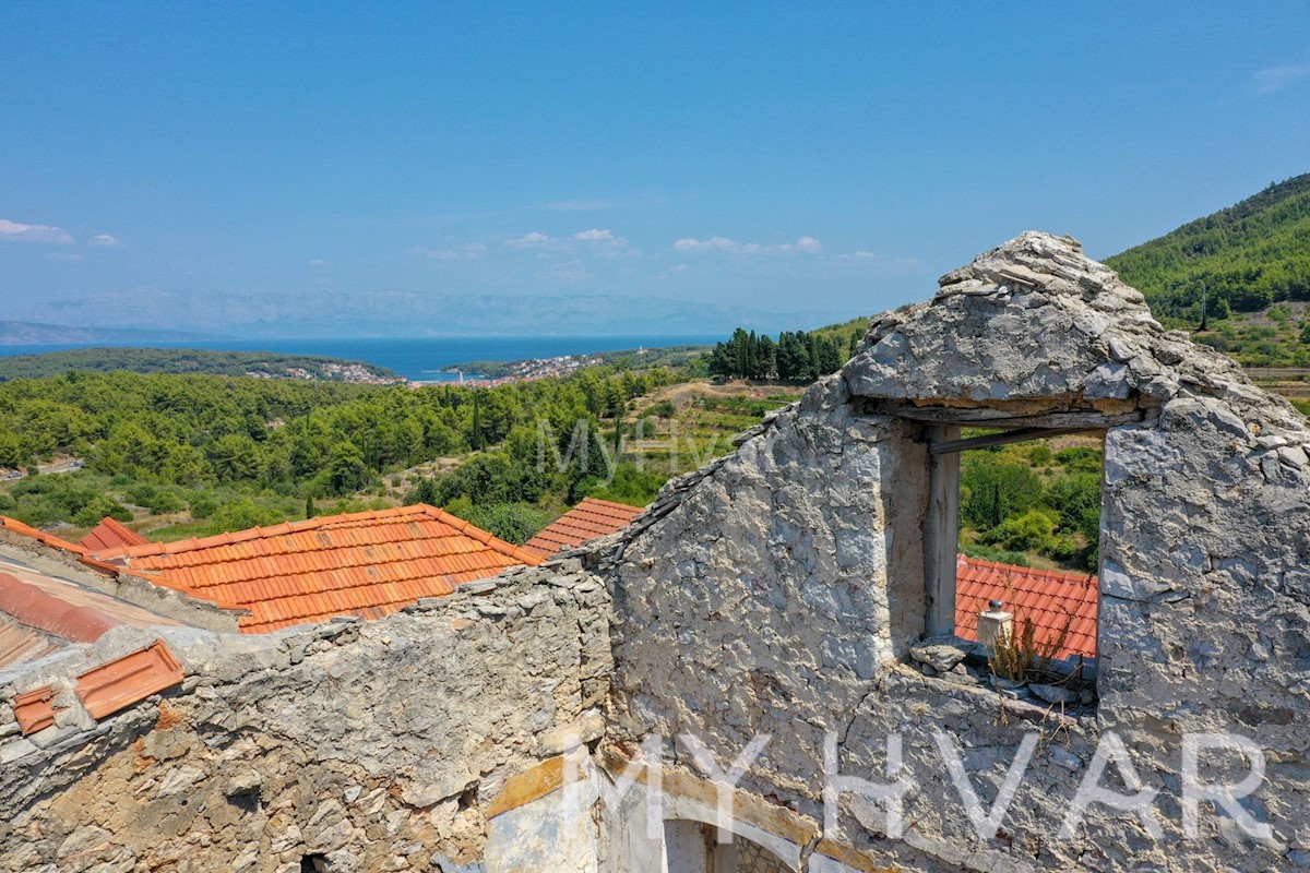 Casa in pietra con rudere adiacente