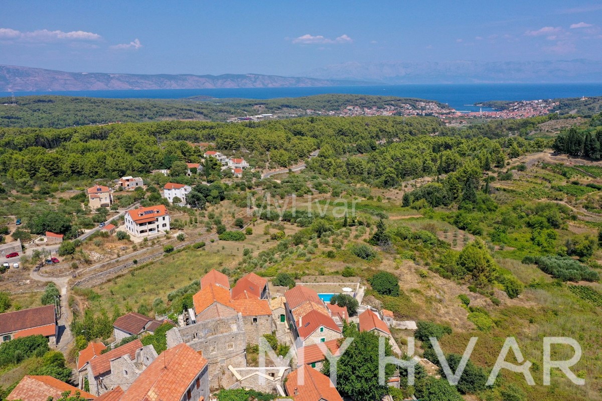 Casa in pietra con rudere adiacente