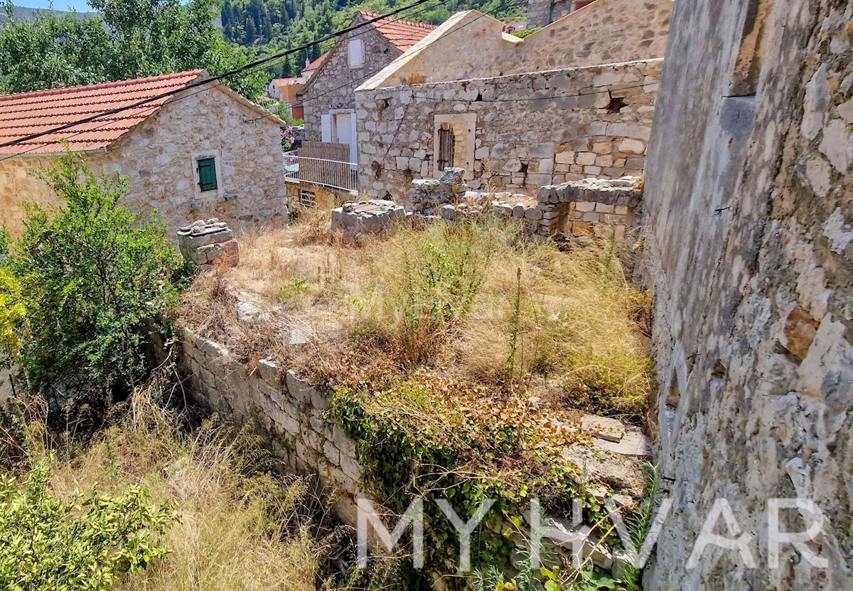 Casa in pietra con rudere adiacente