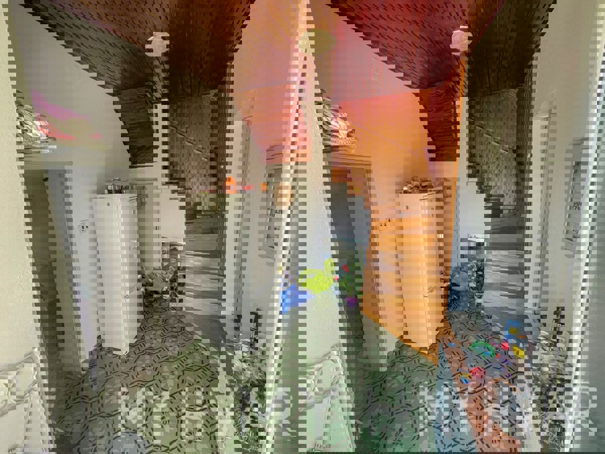 Casa bifamiliare a Gdinj