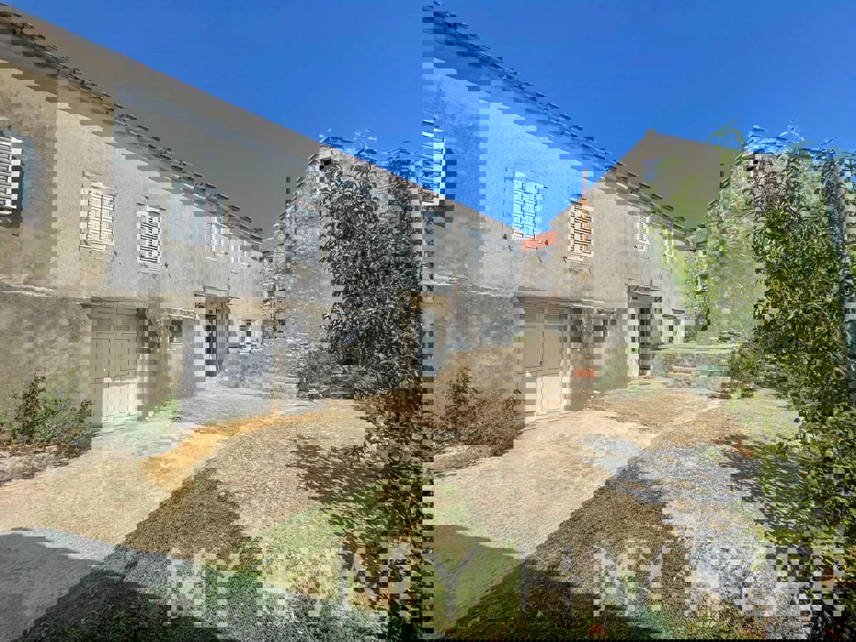 Casa bifamiliare a Gdinj