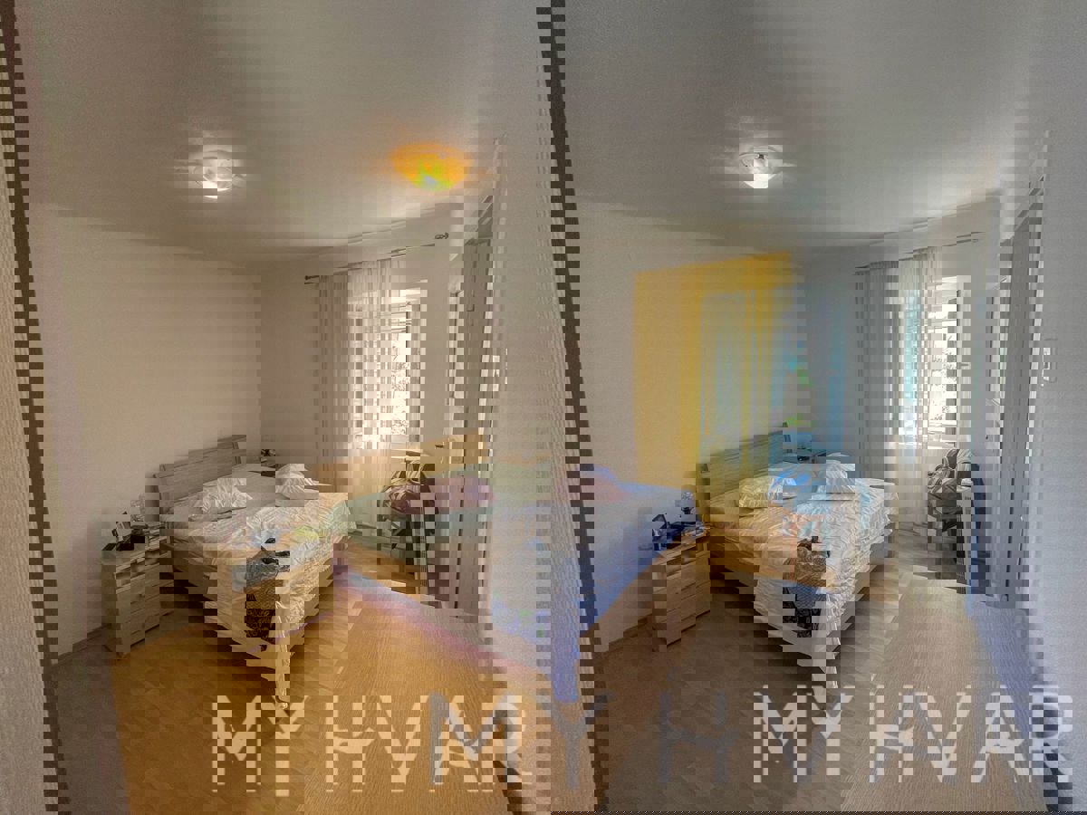 Casa bifamiliare a Gdinj