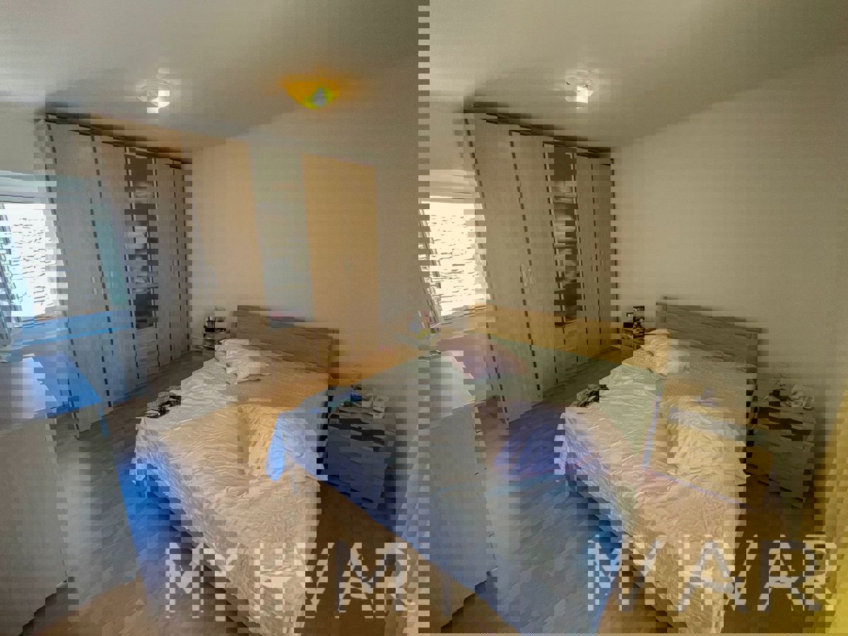 Casa bifamiliare a Gdinj