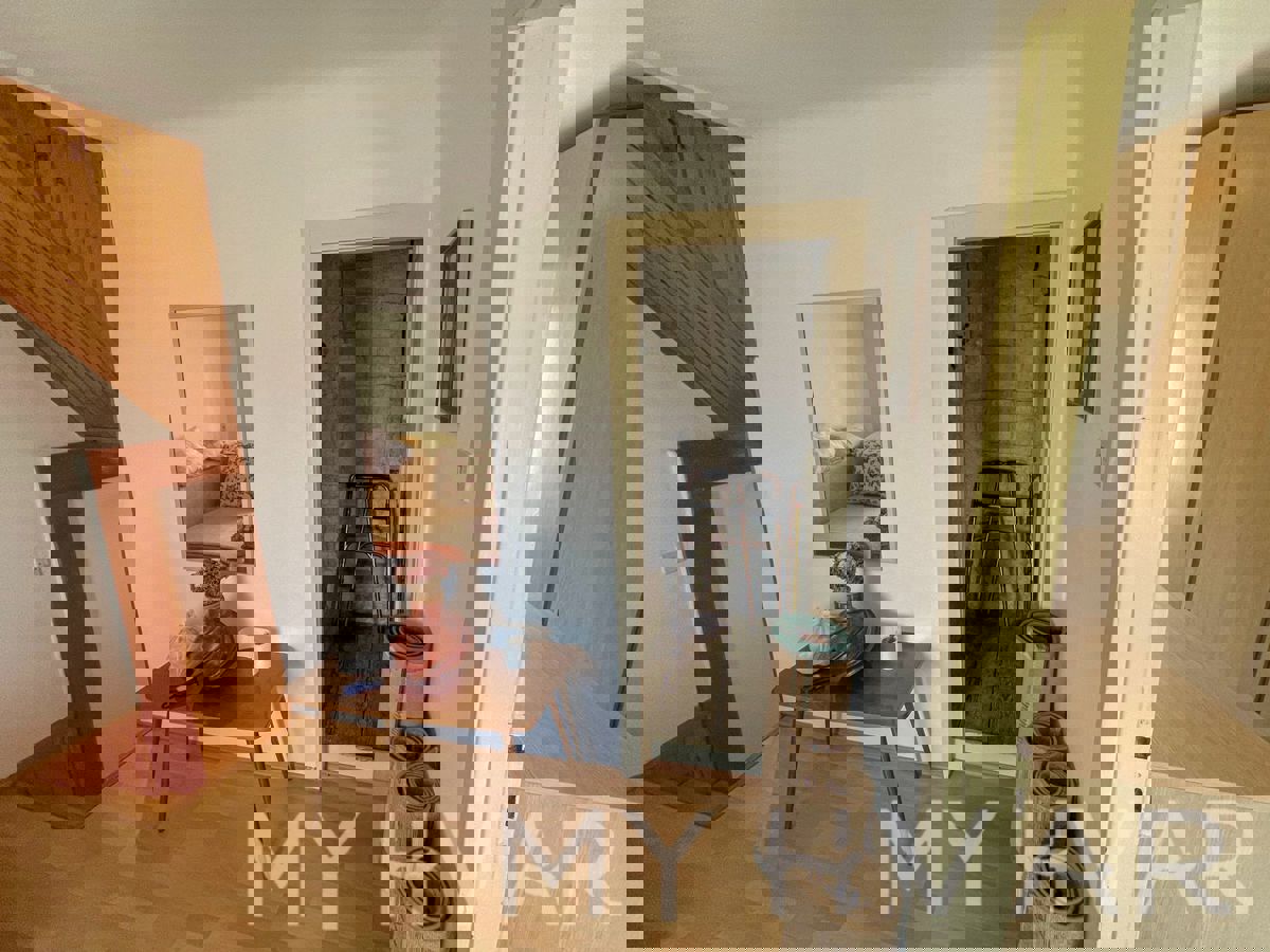 Casa bifamiliare a Gdinj