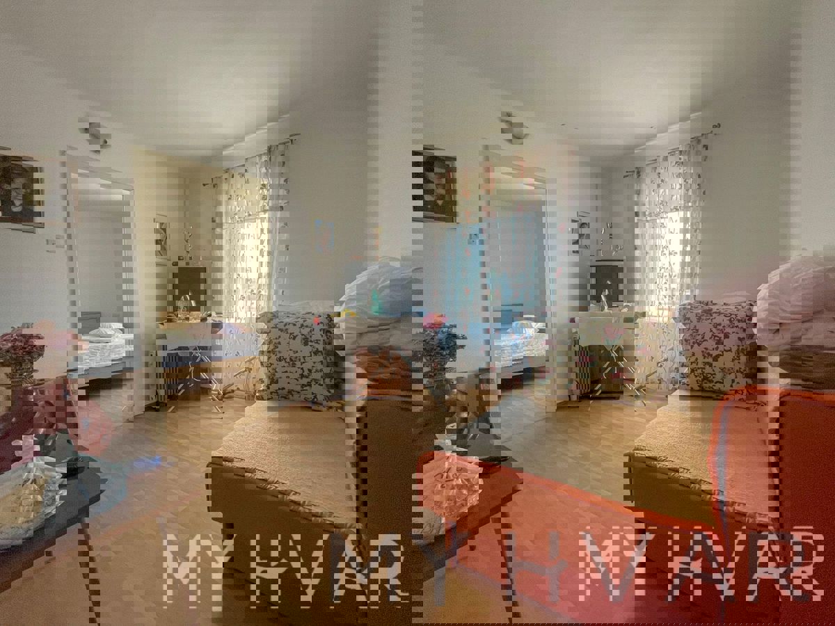 Casa bifamiliare a Gdinj