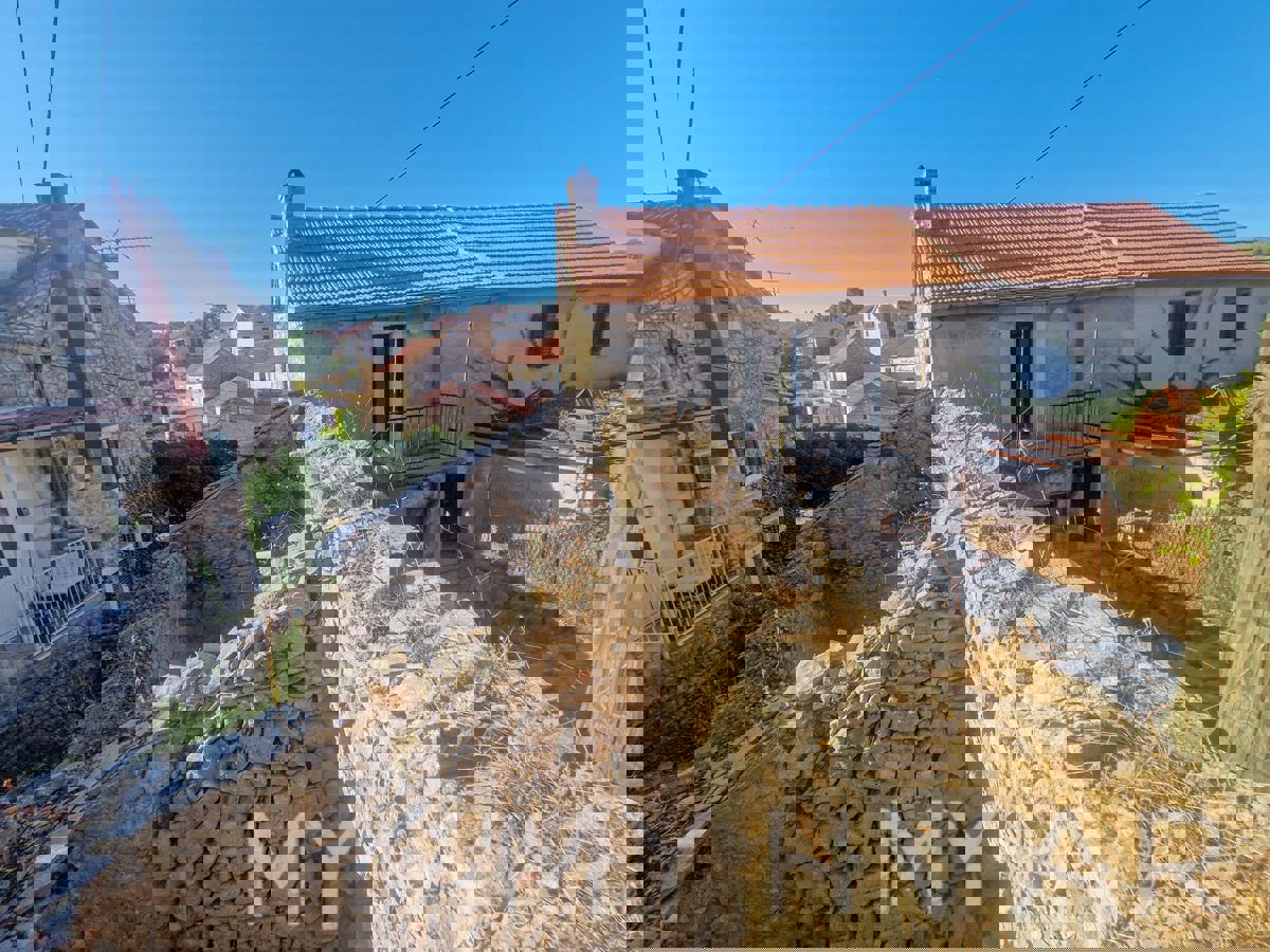 Casa in pietra sul mare nel centro di Vrboska