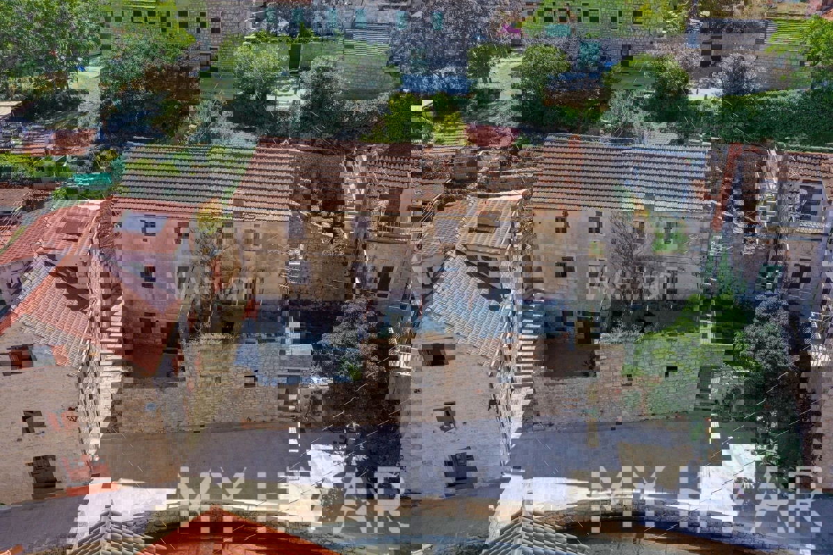 Casa in pietra sul mare nel centro di Vrboska